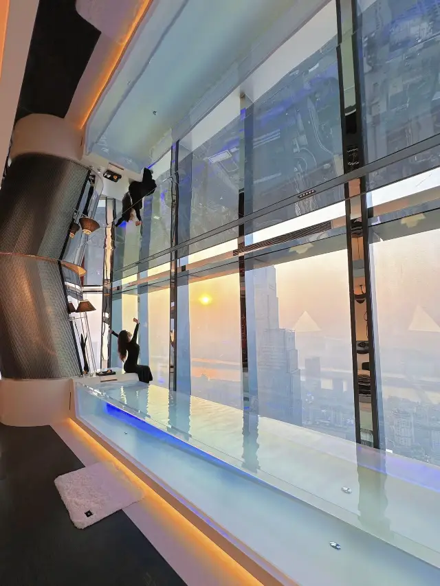 I stayed in my dream room with a high-altitude pool and a beautiful sunset view.