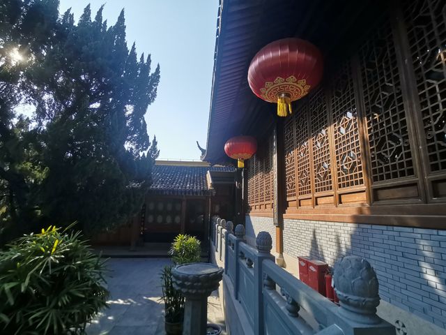 江中的寺廟