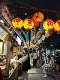 夜晚的神農街多了燈籠的色彩點綴