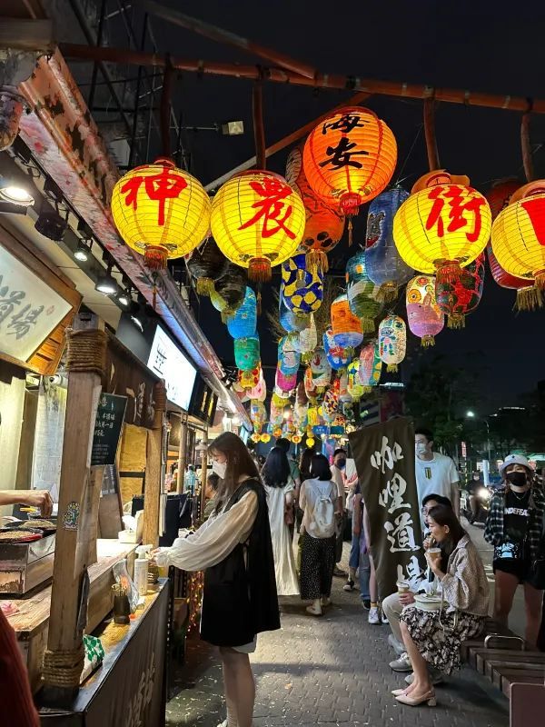 夜晚的神農街多了燈籠的色彩點綴