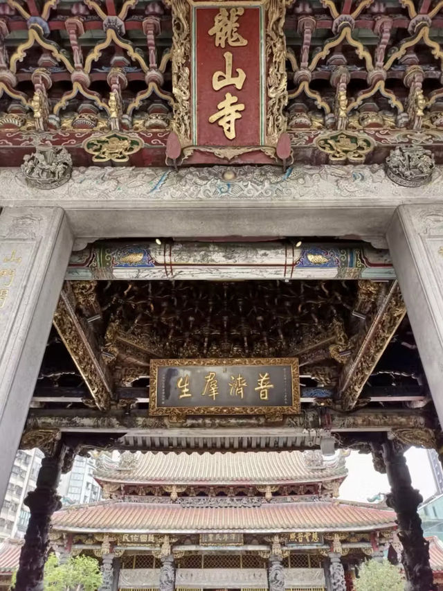 香火繚繞：艋舺龍山寺的靜思時光
