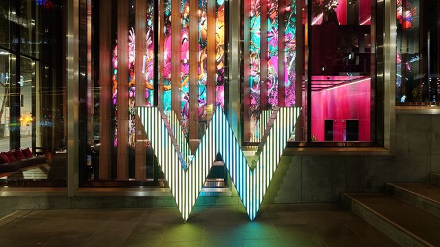 暗黑風格嘅墨爾本W酒店驚喜套房，泳池都幾型