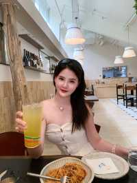 今日嘅人設係請食飯嘅靚女姐姐