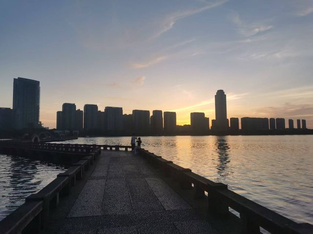 拂曉瓜渚湖，一筆江南韻