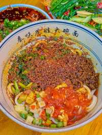 一落機就急不及待衝去食呢碗麵