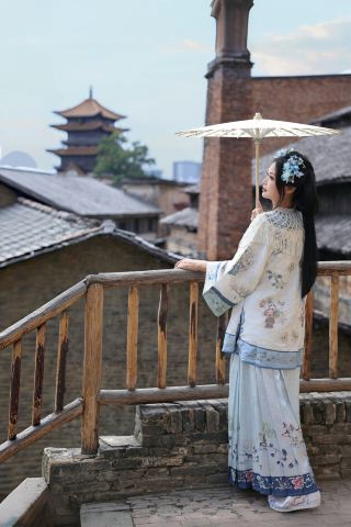 Since we're here, we might as well take some photos in Qing and Han dynasty costumes~