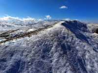 青海冬日神韻：拉脊山白雪裹雲，曠野藏清歡
