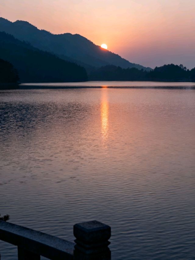 江西廬山：瀑布從雲端跌落山谷，雲霧漫過石階時，一步一景
