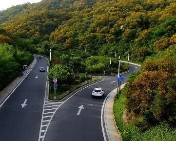 汽車下坡加油,上坡減油門的怪地方。 汽車下坡加油,上坡減油門的怪地方。