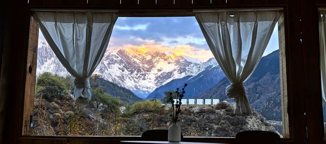 《藏南秋林裡：江波、雪峰與木屋的慢時光》