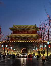 金秋銀杏下的千年古寺