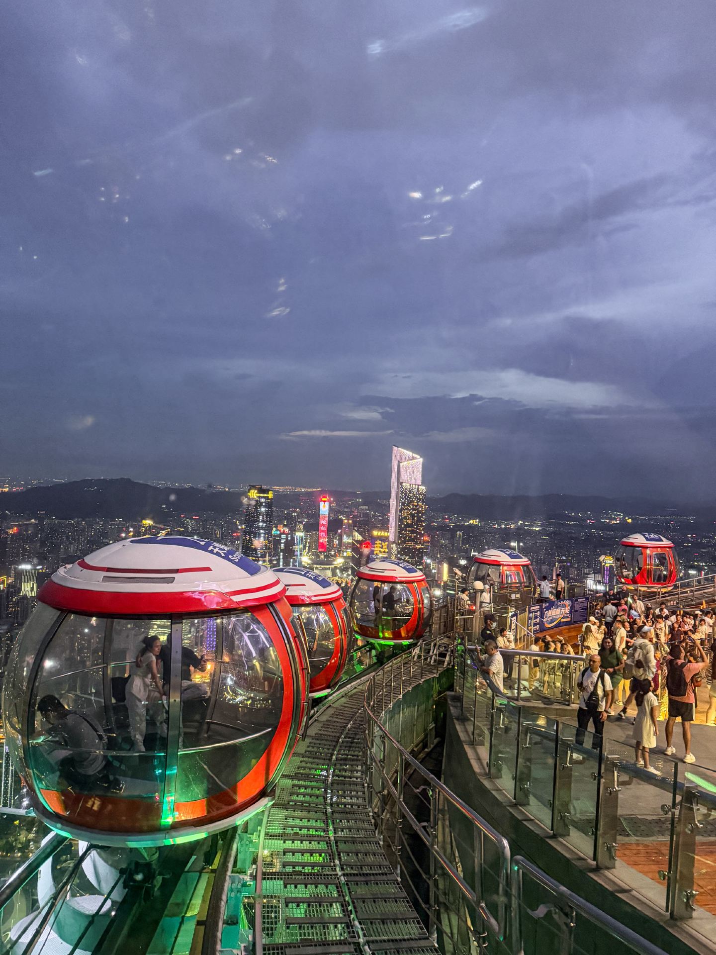 Panduan wisata Menara Guangzhou sudah datang! Sebagai seorang blogger yang suka perjalanan dengan mobil pribadi, kali ini membawa anak bermain benar-benar sangat menyenangkan!

Transportasi: Mengemudi ke Menara Guangzhou sangat mudah, cukup navigasi ke "Menara Guangzhou" dan Anda akan menemukan tempat parkir. Biaya parkir relatif ramah dibandingkan tempat wisata lain, 20 yuan/jam, maksimal 100 yuan. 🅿️ Metro juga langsung sampai ke Menara Guangzhou, transportasinya sangat nyaman~

Wisata: Saya dan teman saya masih muda, jadi langsung memilih dek observasi Menara Guangzhou. Sangat direkomendasikan tiket anak-anak di sini, anak di bawah 6 tahun bisa masuk gratis!

Pemandangan dari roda ferris benar-benar sangat indah, terutama saat senja!  
Sebelumnya sebelum pergi, hujan ringan dan saya menerima SMS resmi bahwa operasional dihentikan, tapi saya tetap mencoba keberuntungan di bawah gedung tempat wisata, untungnya bertanya ke petugas tiket dan ternyata masih beroperasi normal, jadi setelah pemeriksaan keamanan bisa langsung masuk dengan KTP, ingat ambil tiket dulu ya!

Perhatian: 📢  
1. Disarankan pesan tiket di situs resmi Menara Guangzhou 2 hari sebelumnya, ini bisa menghemat banyak waktu antre!  
2. Orang tua yang membawa anak, ingat bawa stroller atau gendongan, karena anak akan cepat lelah berjalan. 👶🏻  
3. Pastikan memilih hari dengan cuaca bagus, agar bisa melihat pemandangan malam Menara Guangzhou yang lebih indah. 🌃
