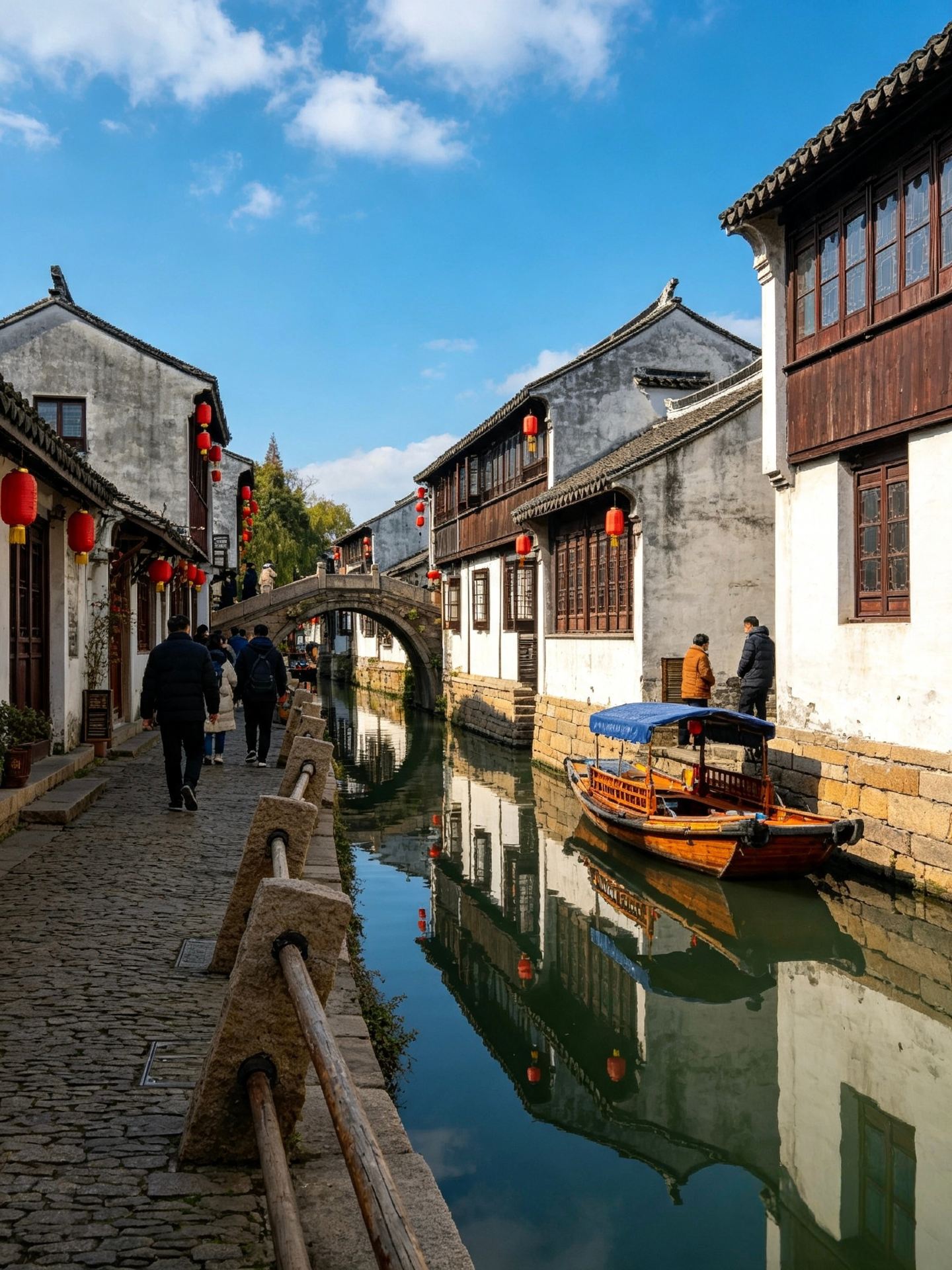 Đây chính xác là khung cảnh thanh bình như trong sách giáo khoa với cây cầu nhỏ, dòng nước chảy và ngôi nhà của một gia đình!