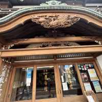 昭和の建物が温泉宿に！川沿いに建つ伝統宿