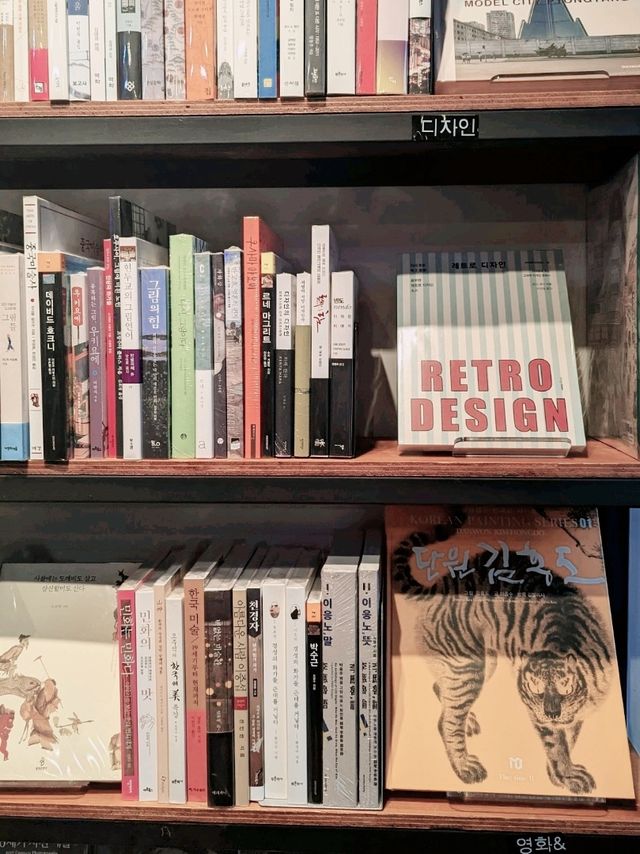📚 Ceiling high bookshelves