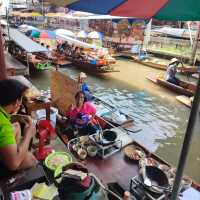 ลงเรือเที่ยว ตลาดน้ำดำเนินสะดวก ราชบุรี