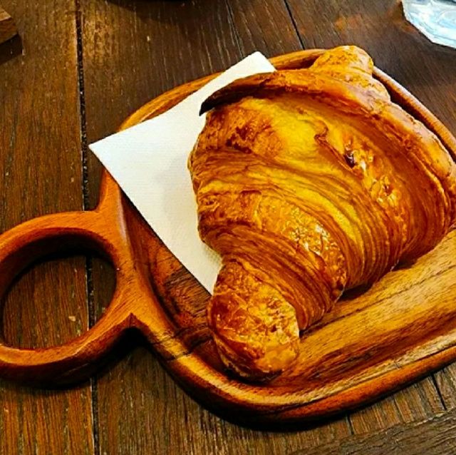 COZY CAFÉ FOR COFFEE ENTHUSIAST IN PARIS!