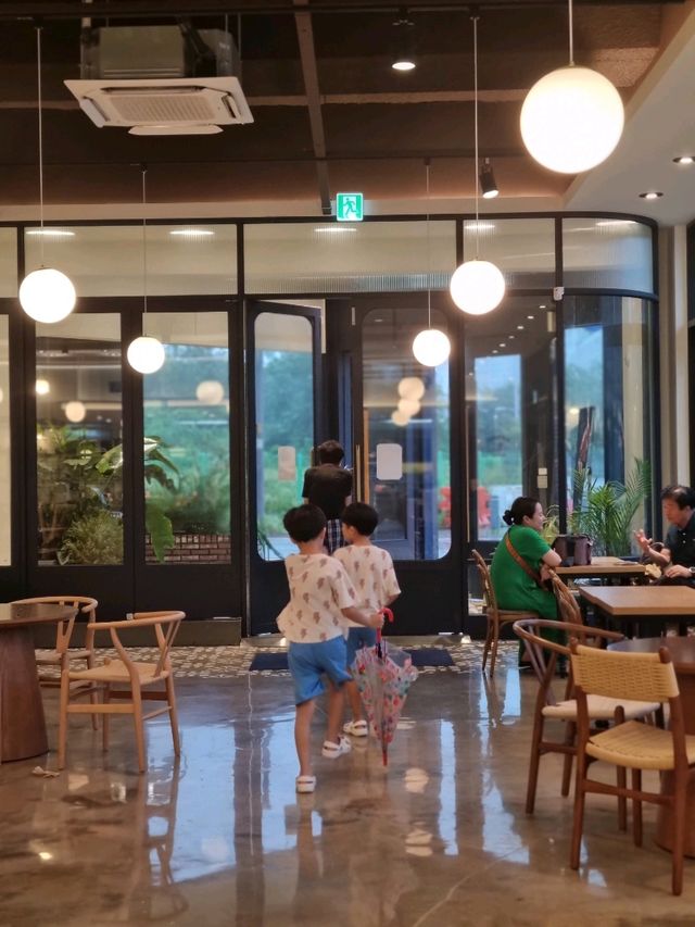 그로서리스토어 겸 카페인 공간