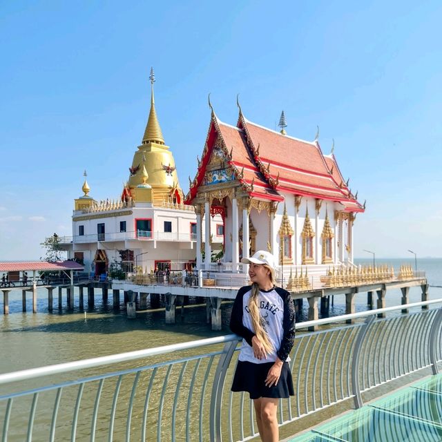 เดินสะพานแก้วชมโบสถ์กลางทะเล