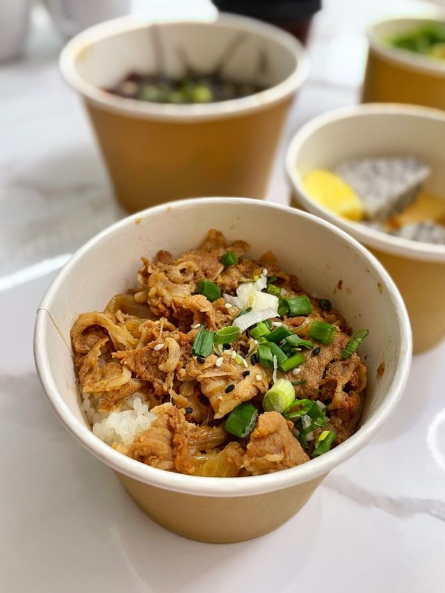 鰂魚涌抵食牛肉飯外賣店🐂