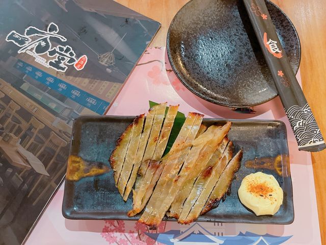 餐廳既裝修及佈置都充滿日本居酒屋特色,環境舒適氣氛一流~食物方面,除左串燒、日式小食及烏冬外,亦提供大量新鮮刺身及時令海鮮,食物種類夠多元化~ 餐廳既裝修及佈置都充滿日本居酒屋特色,環境舒適氣氛一流~食物方面,除左串燒、日式小食及烏冬外,亦提供大量新鮮刺身及時令海鮮,食物種類夠多元化~