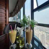 Rooftop Bar with overlooking skylines🏢