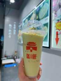 石門最近就開左間特色嘅小店「盔匠 」,主打四川及陝西等地既民間小食 - 鍋盔,店外人流不絕,超多街坊幫襯!