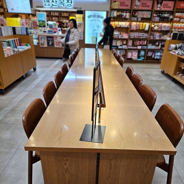 연인과 함께 독서 데이트 아크앤북 동탄호수점