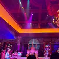 【東京迪士尼】美女與野獸園區全攻略！粉紅夢幻城堡、全新遊樂設施排隊