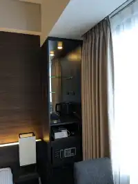 【エスペリアホテル京都】は広いロビーと高い天井で、ガラス張りの坪庭が、とても美しいホテル
