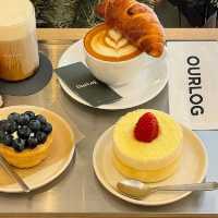 Ourlog Coffee：美味可頌、芝士蛋糕和濃鬱咖啡，讓你找到一絲安寧