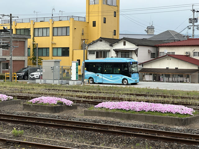 大分県日田市。あなたの愛(I)で日田(HITA)を完成させるモニュメントと日田杉が贅沢な日田駅舎