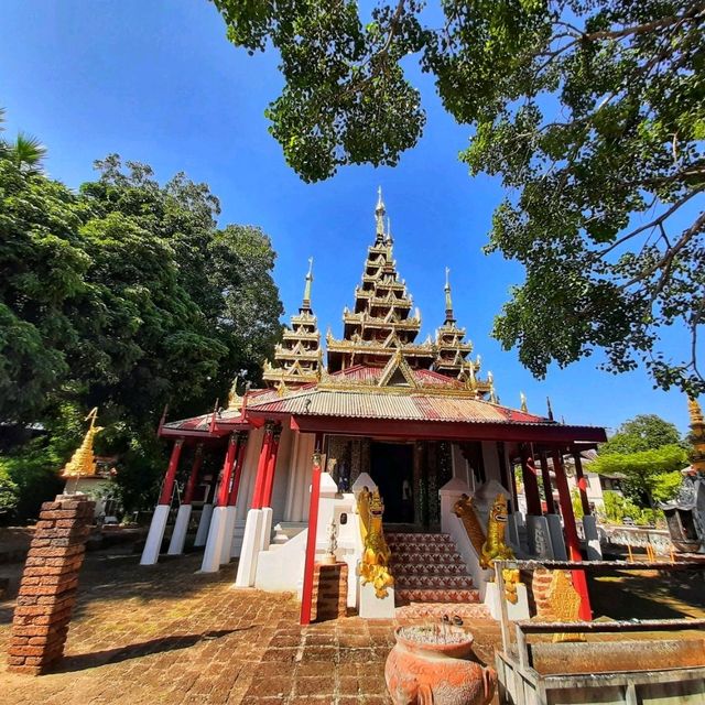 วัดศรีชุม วัดศิลปะแบบพม่าที่ใหญ่ที่สุดในประเทศไทย