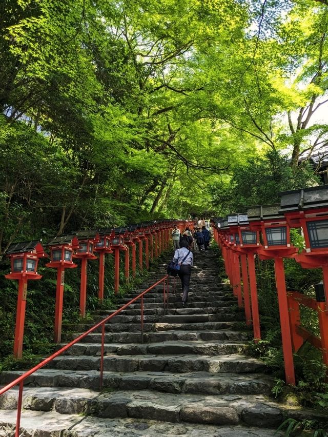 日本京都-攝影者最愛的點燈石階：貴船神社