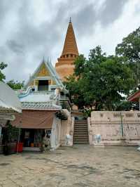 องค์พระปฐมเจดีย์เด่นเป็นสง่า