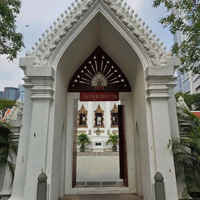 วัดปทุมวนารามราชวรวิหาร วัดกลางใจเมือง