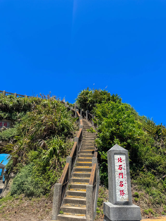 【新北景點｜ 台灣最北端的燈塔 & 海蝕洞景觀】