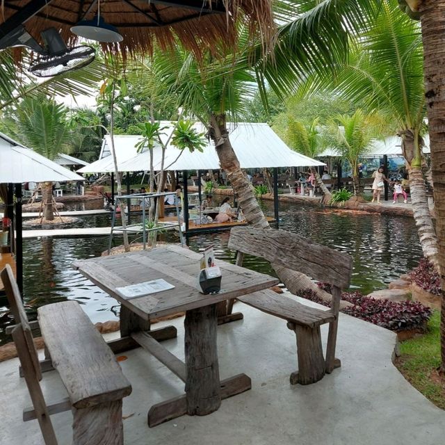 ทานอาหาร ท่ามกลางบ่อปลาคราฟสวยๆ ที่พัทยา