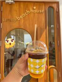 Sunny Beach House Pattaya คาเฟ่สีเหลืองริมทะเล