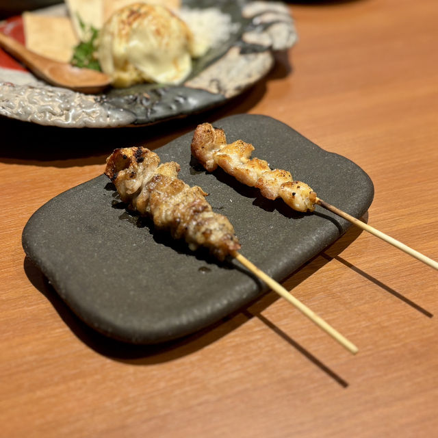 【大阪・箕面市】昼飲みが楽しめる「炭火焼鳥 真骨鳥 みのおキューズモール店」