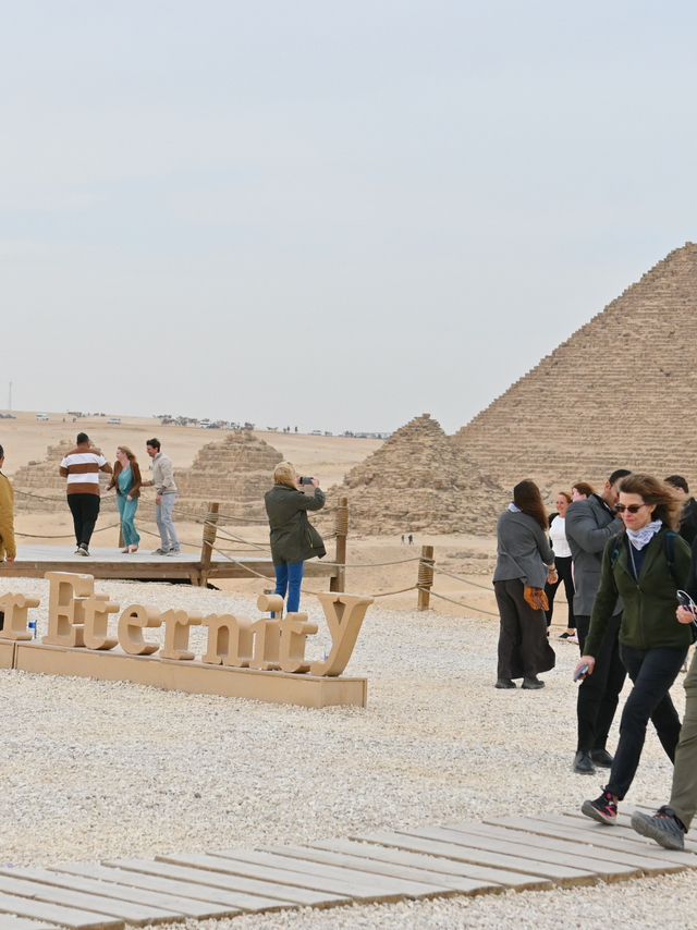 9 Pyramids Lounge 