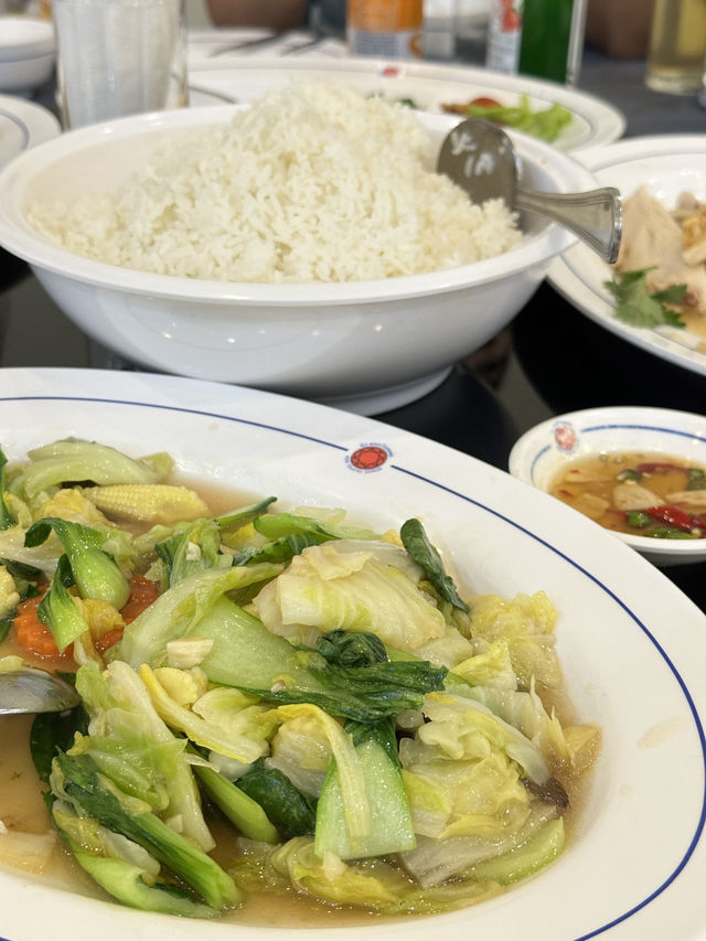 มื้อเย็นที่ นิว แทรเวิลลอด์จ