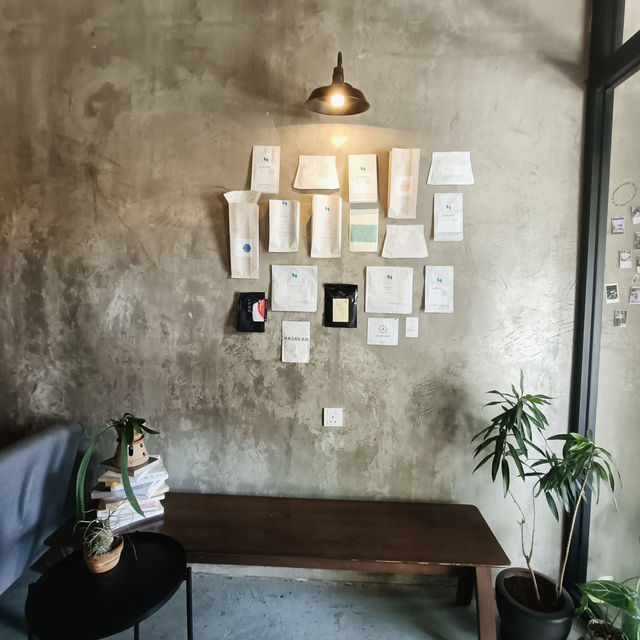 Coffee, Conversations, and Cozy Corners: A Day at Huang Huang