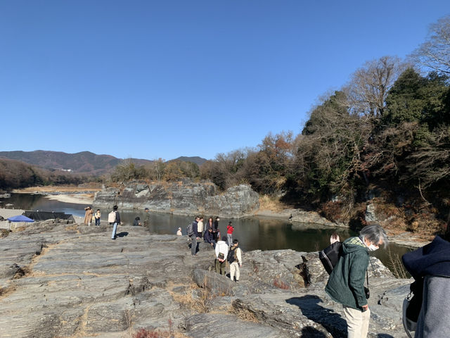 【埼玉・長瀞】自然美に癒される旅⛰️  長瀞といえば、美しい岩畳と荒川の清流が織りなす絶景✨ 川を下る「ライン下り」は、