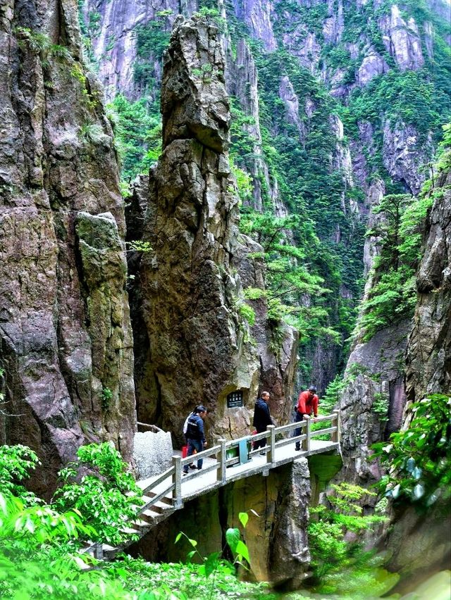Mount Huangshan, a natural wonder with spectacular vistas just like a Chinese painting!