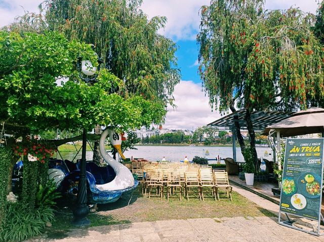 越南大叻春香湖畔著名網紅打卡拍照餐廳：水榭餐厅Nhà Hàng Thủy Tạ，適合休閒用餐打卡拍照📸