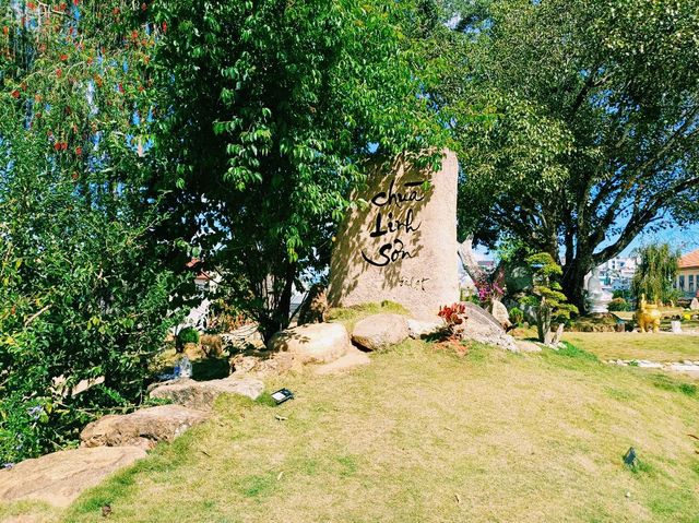 越南大叻市中心著名寺廟景點：靈光寺Chùa Linh Sơn，祈福很靈驗，適合打卡拍照📸祈福
