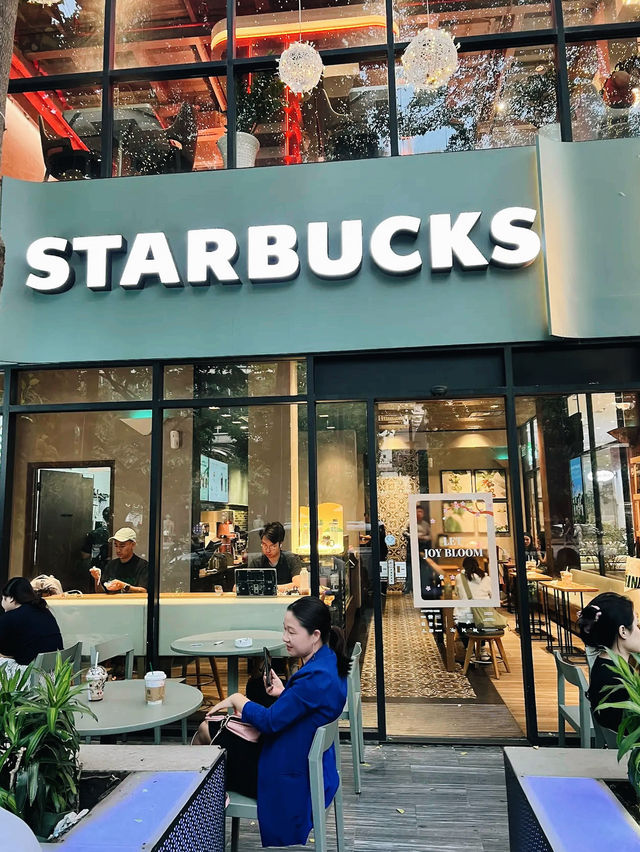 Starbucks Nguyen Hue