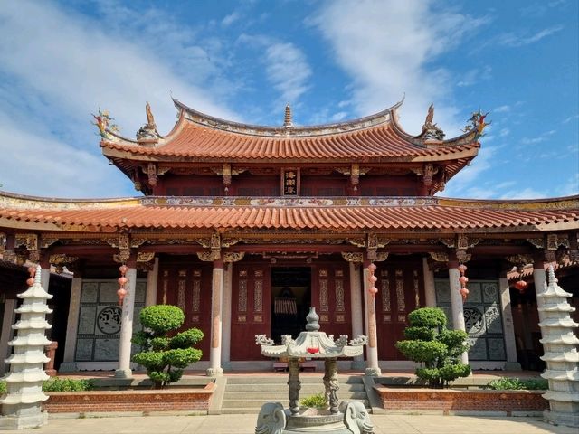 Seaside temple in Hui An