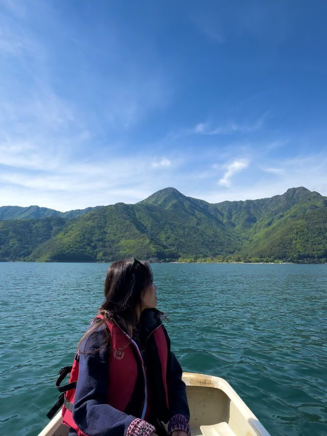 🏞️ 야마나카호, 후지산 품은 평화로운 호수!